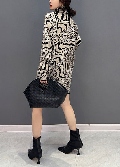 Einzigartiges khakifarbenes Rollkragen-Strickkleid mit Leopardenmuster und seitlicher Öffnung