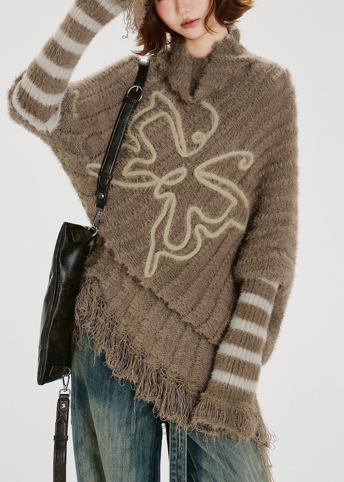 Einzigartiges khakifarbenes Stricktop mit Rollkragen, Quasten und Fledermausärmeln