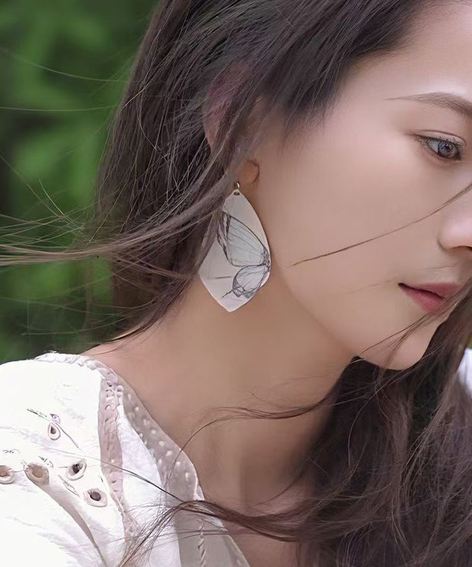 Einzigartige khakifarbene Schmetterlingsohrringe aus Holz