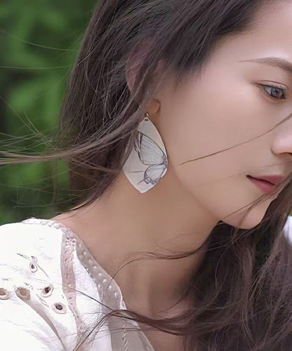 Einzigartige khakifarbene Schmetterlingsohrringe aus Holz