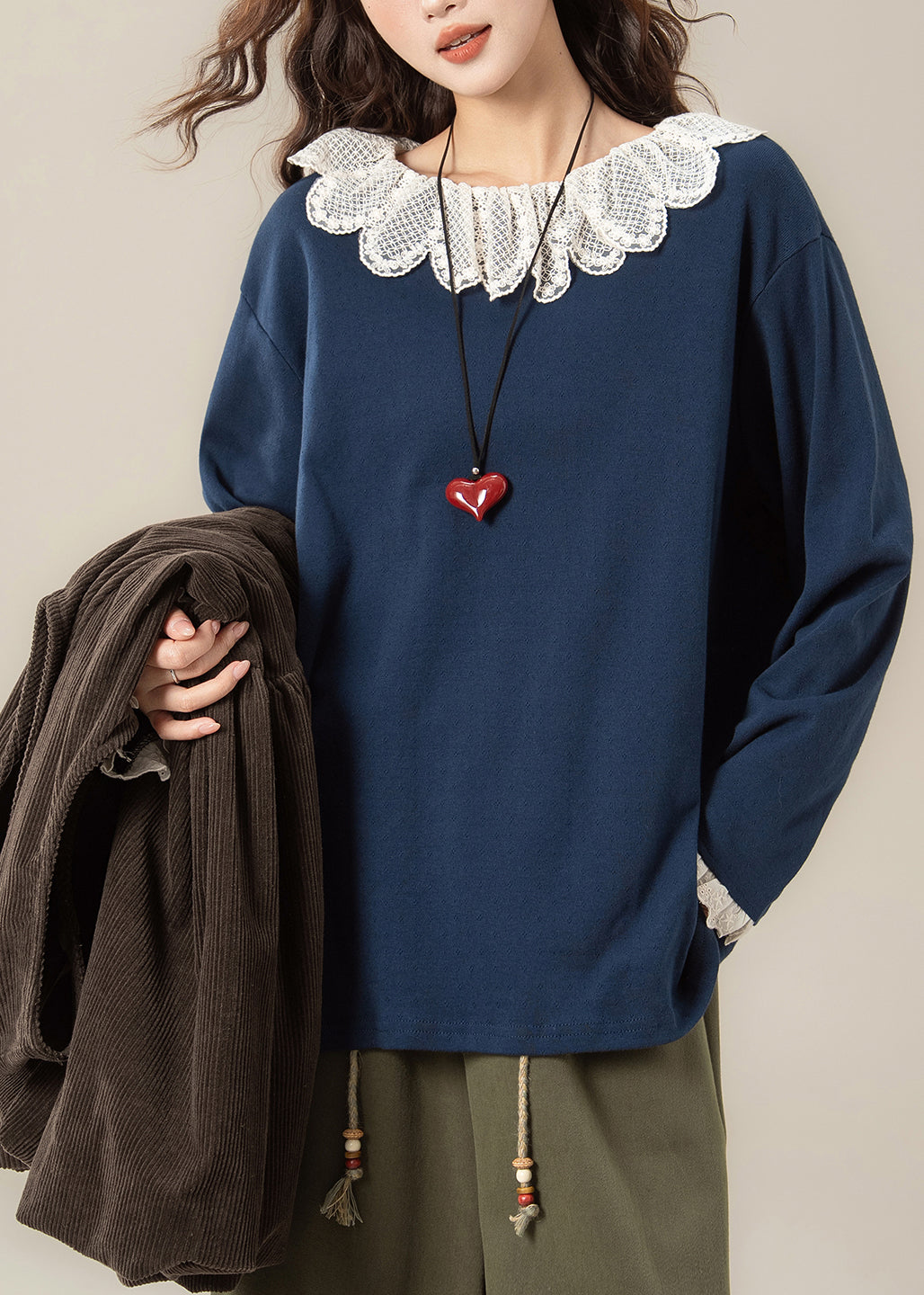 Einzigartige orangefarbene Oversize-Bluse mit Patchwork-Spitze, Frühlings-Design