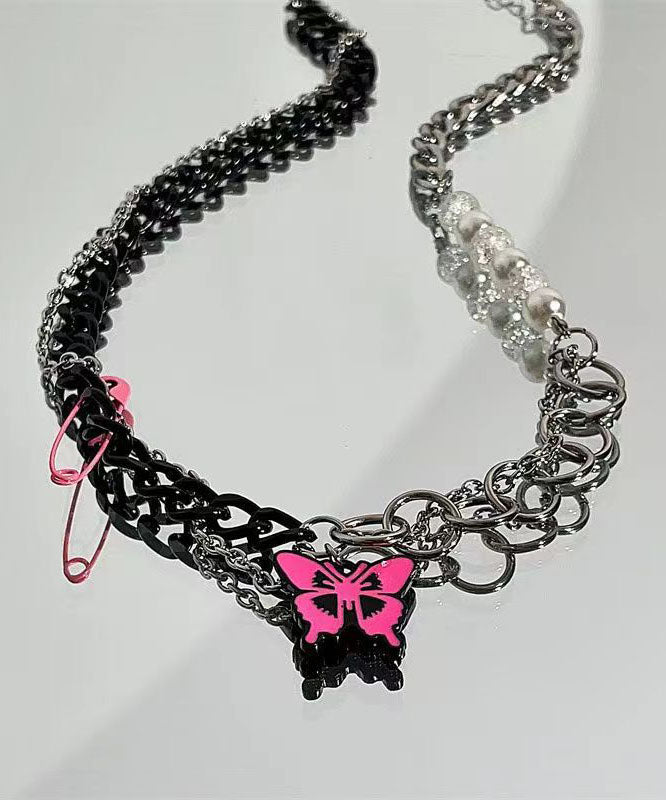 Collar único con colgante de perlas y retazos de mariposa rosa