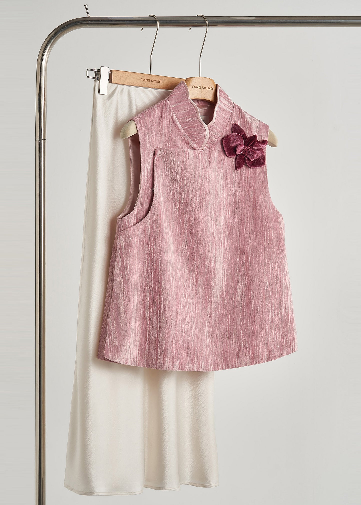 Einzigartige Seidenvelourswesten mit Rosenmuster für den Frühling