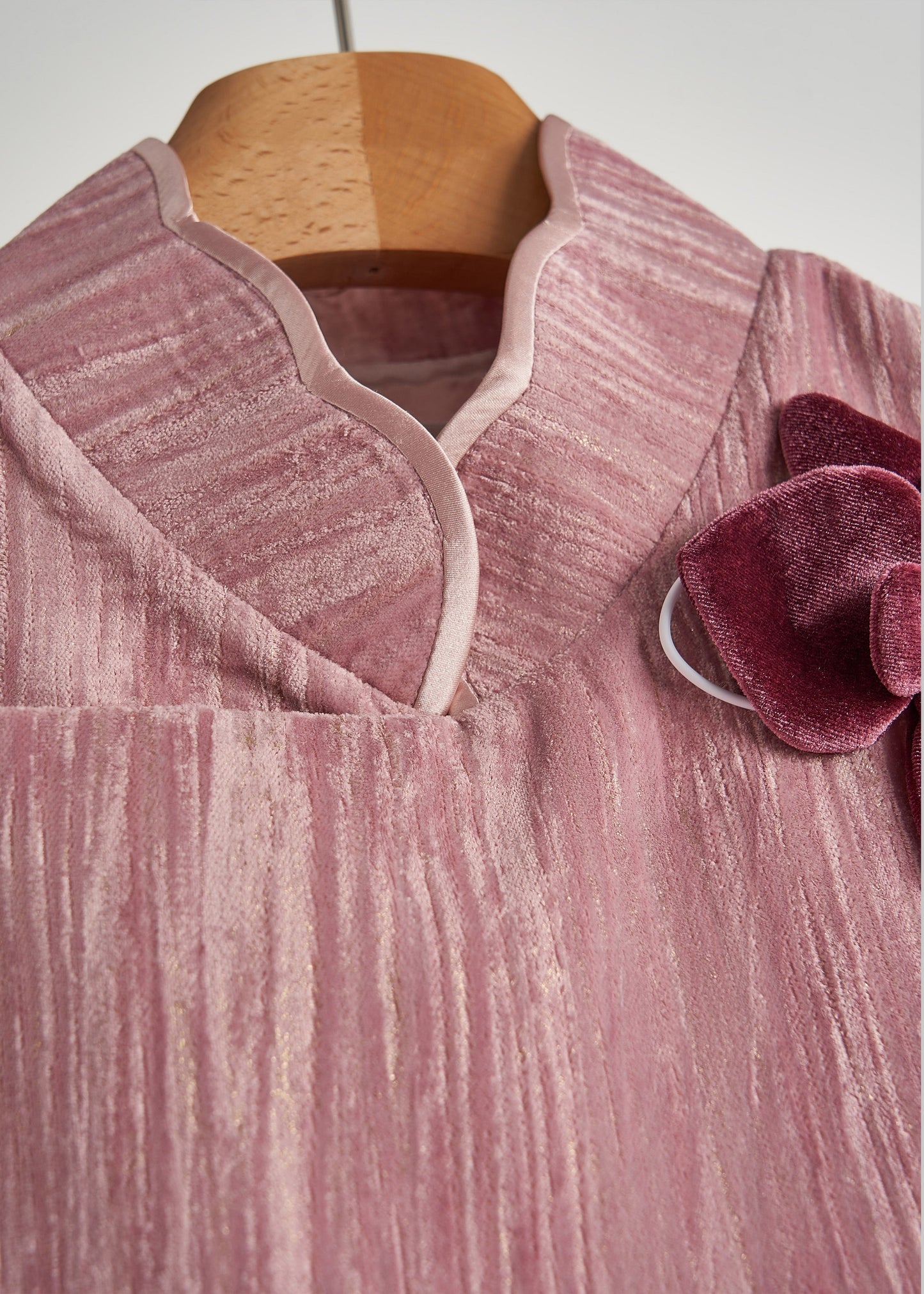 Einzigartige Seidenvelourswesten mit Rosenmuster für den Frühling