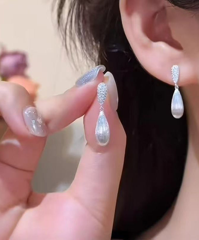 Pendientes únicos de gota de agua con circonitas de aleación de cobre y seda