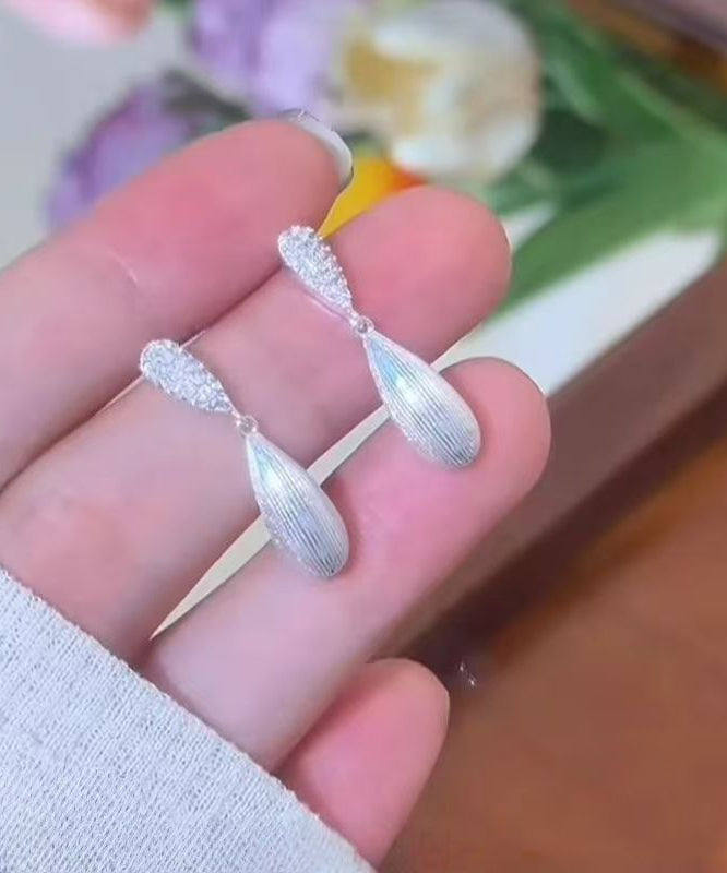 Pendientes únicos de gota de agua con circonitas de aleación de cobre y seda