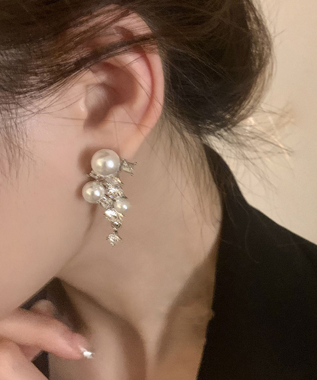 Pendientes únicos de plata de ley con borlas geométricas de circonita y perla