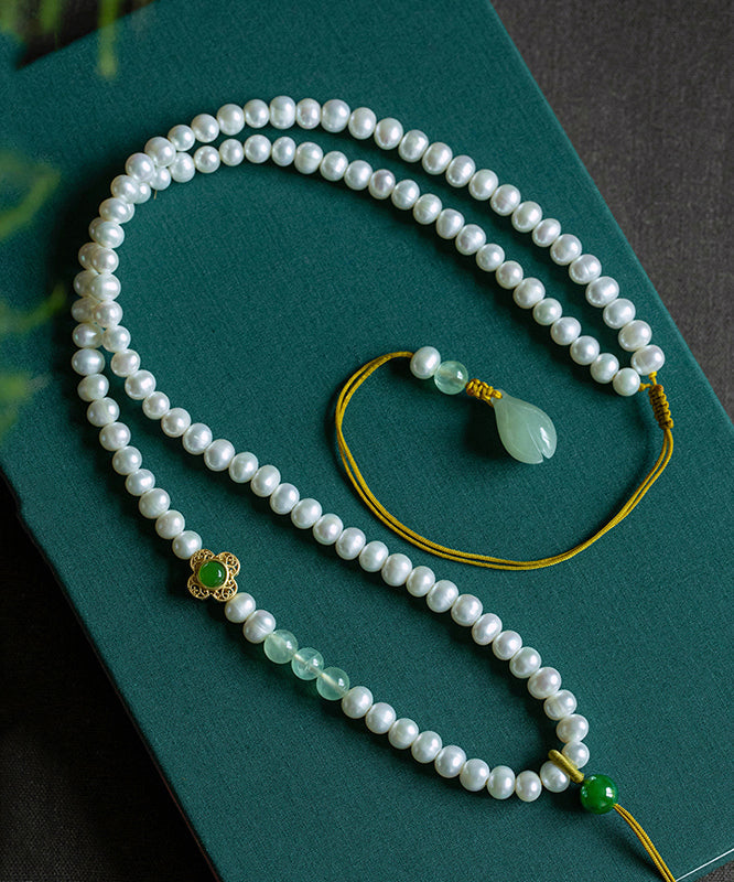 Collar con colgante único de cera de abejas, jade, perla blanca y piedra de uva