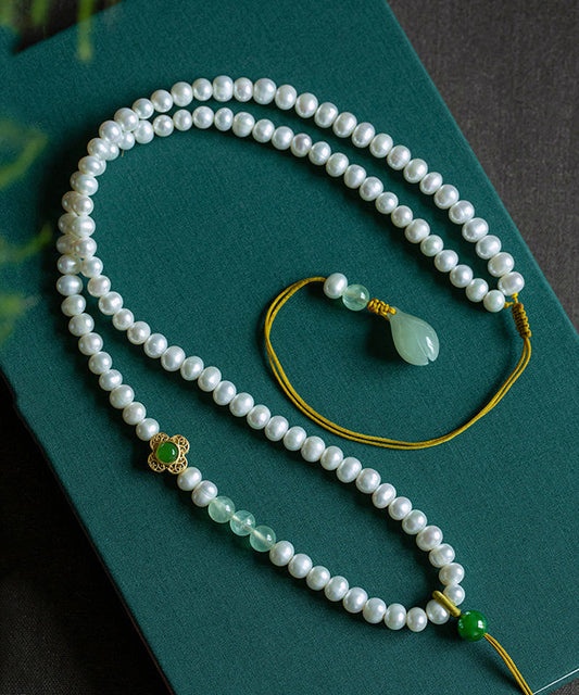 Collar con colgante único de cera de abejas, jade, perla blanca y piedra de uva