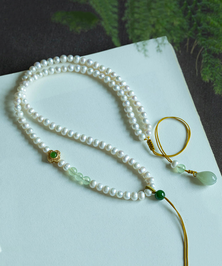 Collar con colgante único de cera de abejas, jade, perla blanca y piedra de uva