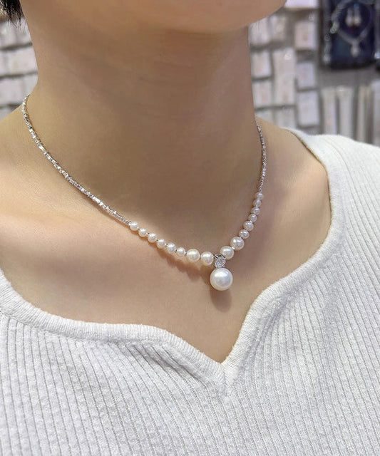 Einzigartige Halskette mit gebrochenem Silberanhänger und weißer Perle und Zirkonia