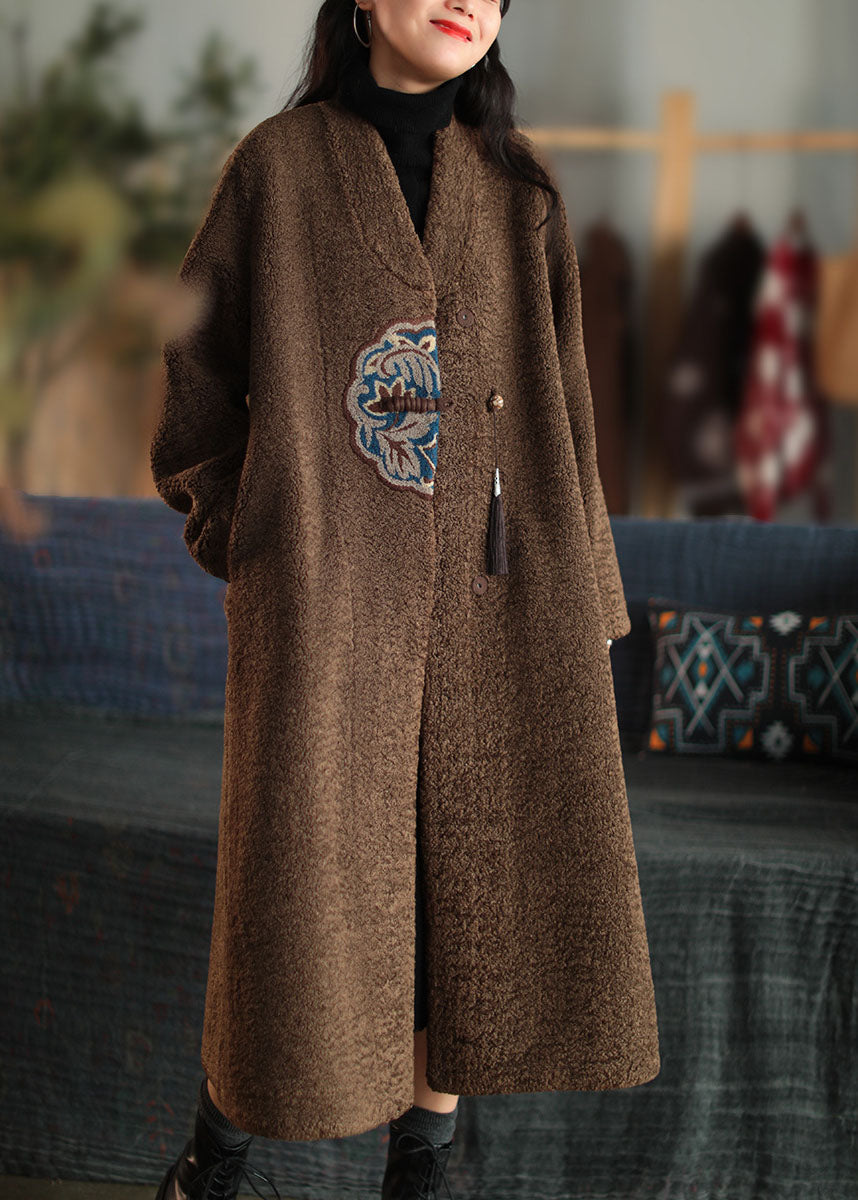 Einzigartiger weißer Wollmantel mit V-Ausschnitt und besticktem Patchwork