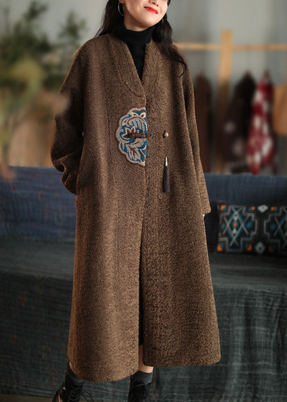 Einzigartiger weißer Wollmantel mit V-Ausschnitt und besticktem Patchwork