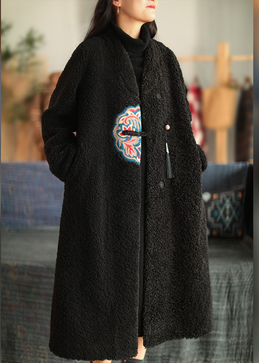 Einzigartiger weißer Wollmantel mit V-Ausschnitt und besticktem Patchwork