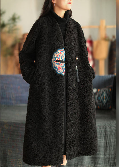 Einzigartiger weißer Wollmantel mit V-Ausschnitt und besticktem Patchwork