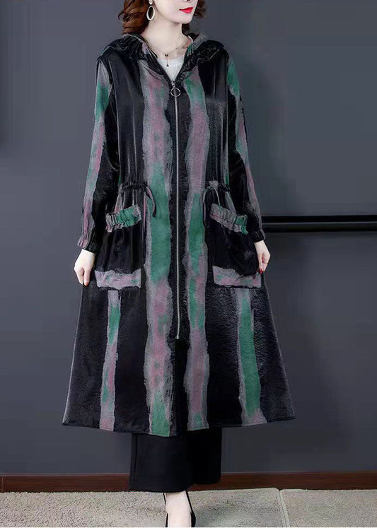 Einzigartiges hochgeschlossenes Baumwollkleid mit Bindegürtel in der Taille. Schwarzes, lockeres Catwalk-Kleid