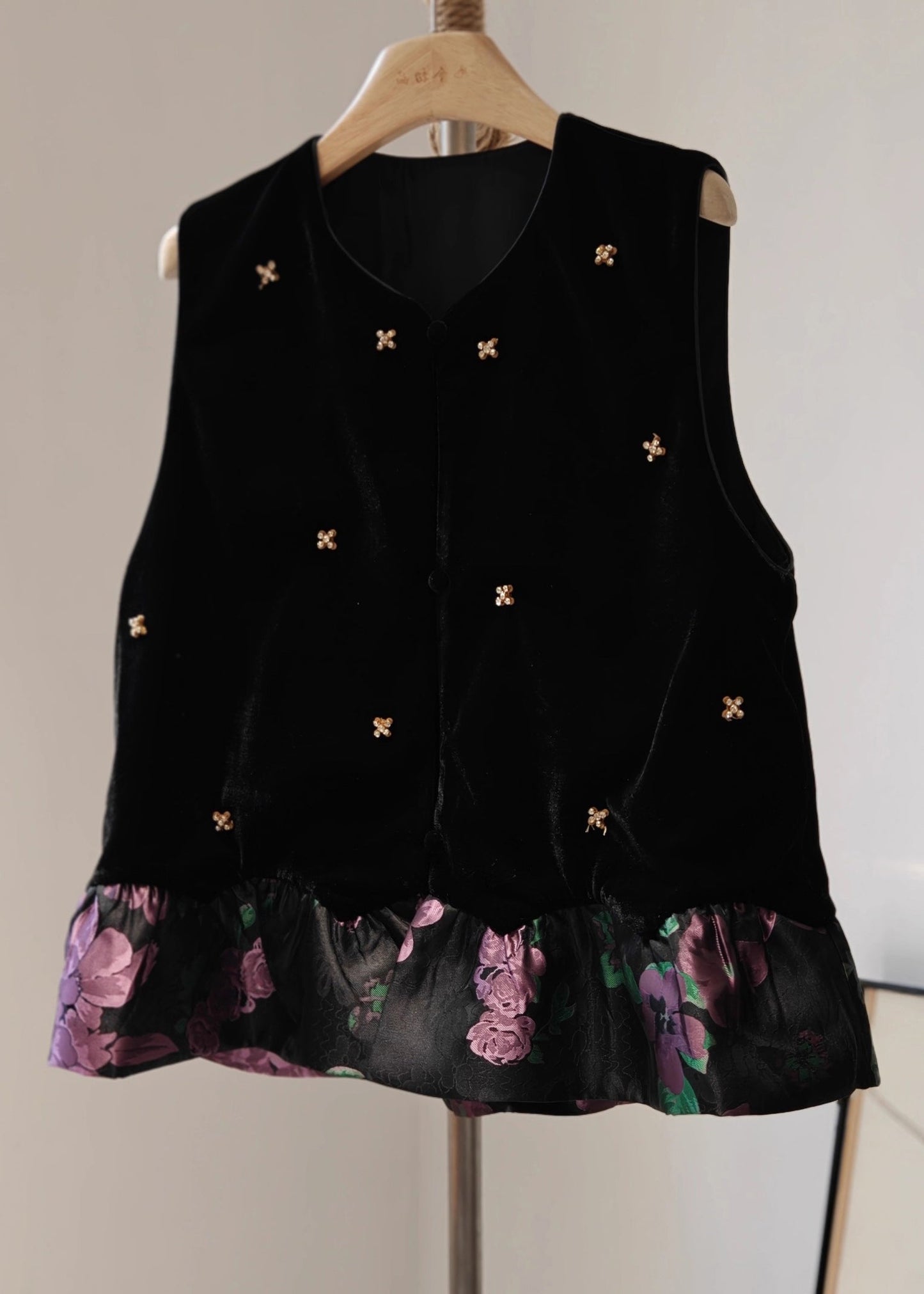 Chaleco vintage negro de terciopelo de seda con cuello redondo y patchwork sin mangas