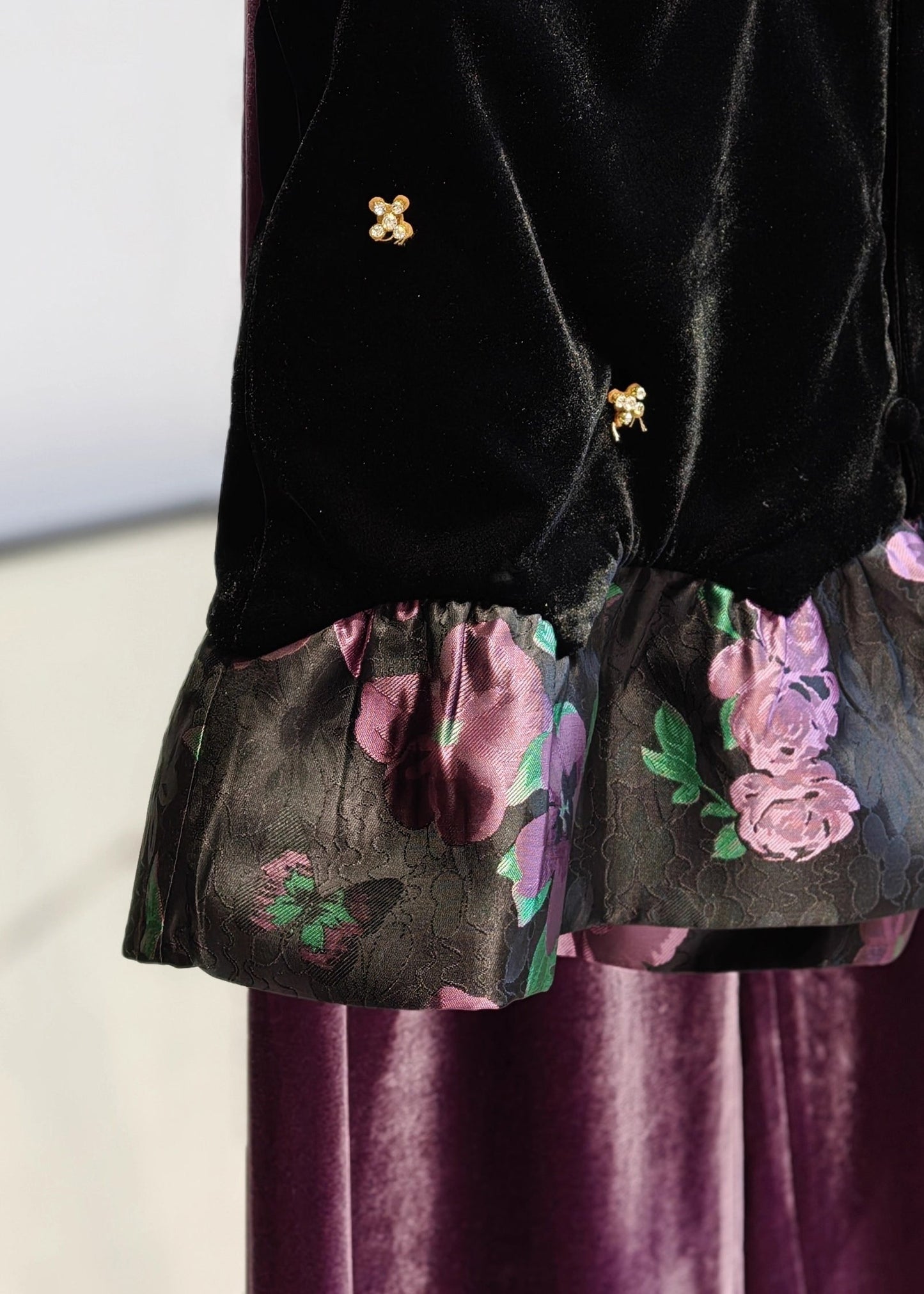 Chaleco vintage negro de terciopelo de seda con cuello redondo y patchwork sin mangas