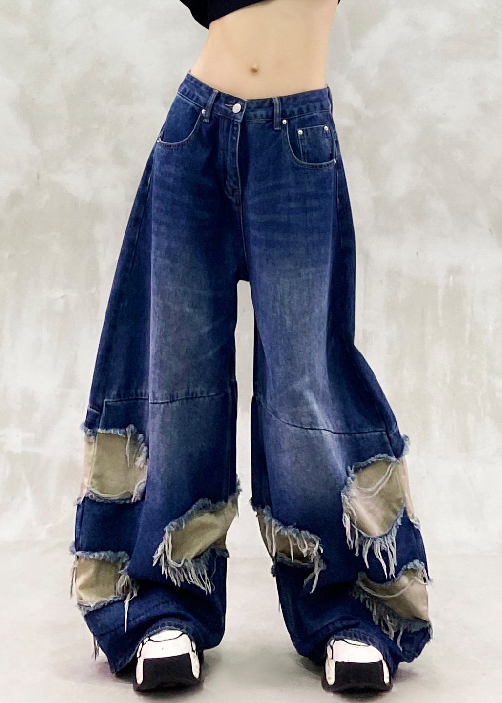 Pantalones vaqueros de pernera ancha con parches rotos en azul vintage para primavera