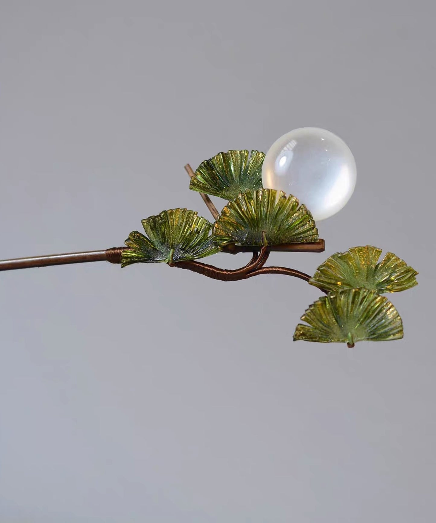 Vintage brauner Holzfächer mit transparenten Perlen und Haarnadel