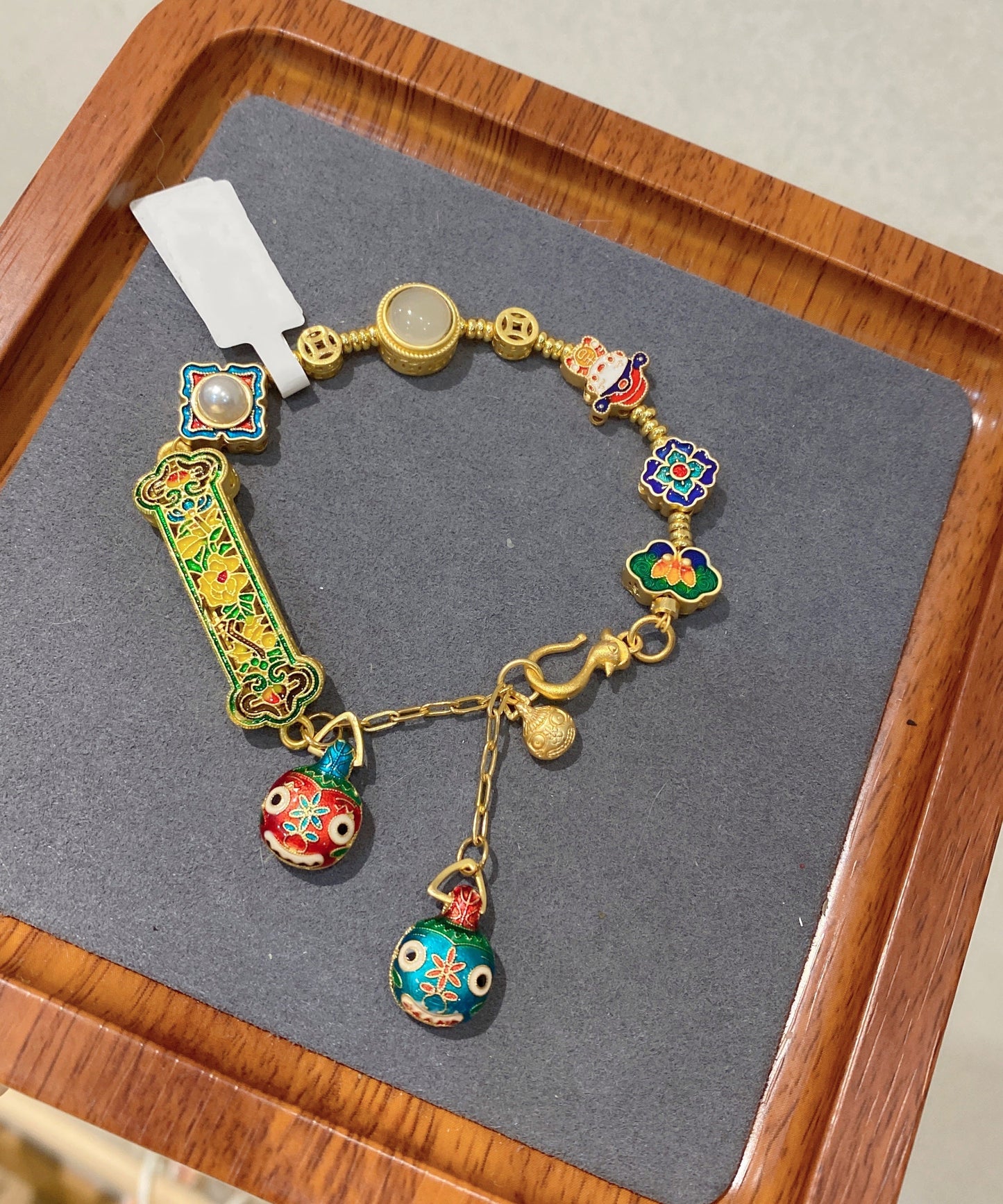 Pulsera vintage con colgante de borlas y múltiples elementos de esmalte azul quemado