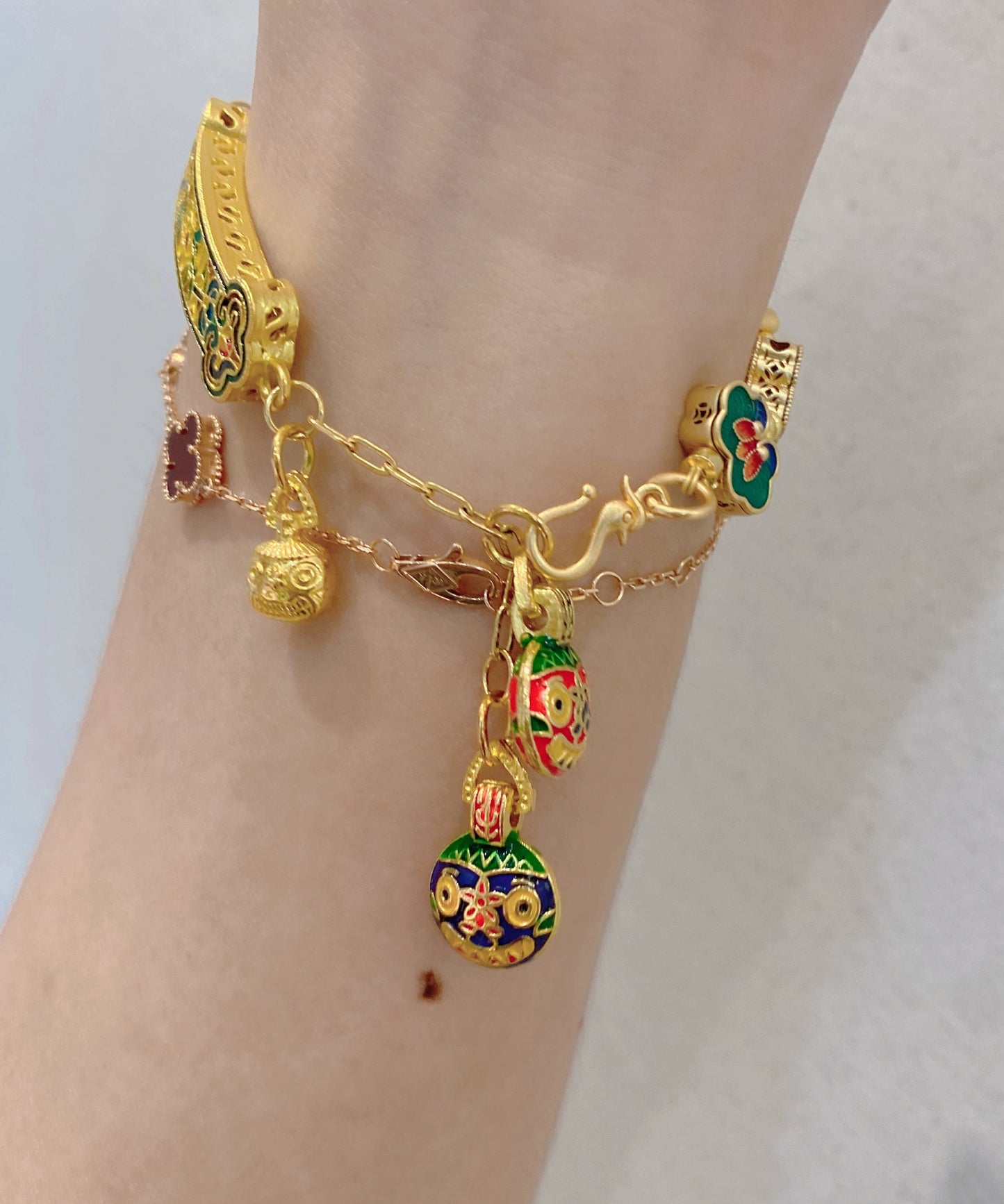 Pulsera vintage con colgante de borlas y múltiples elementos de esmalte azul quemado