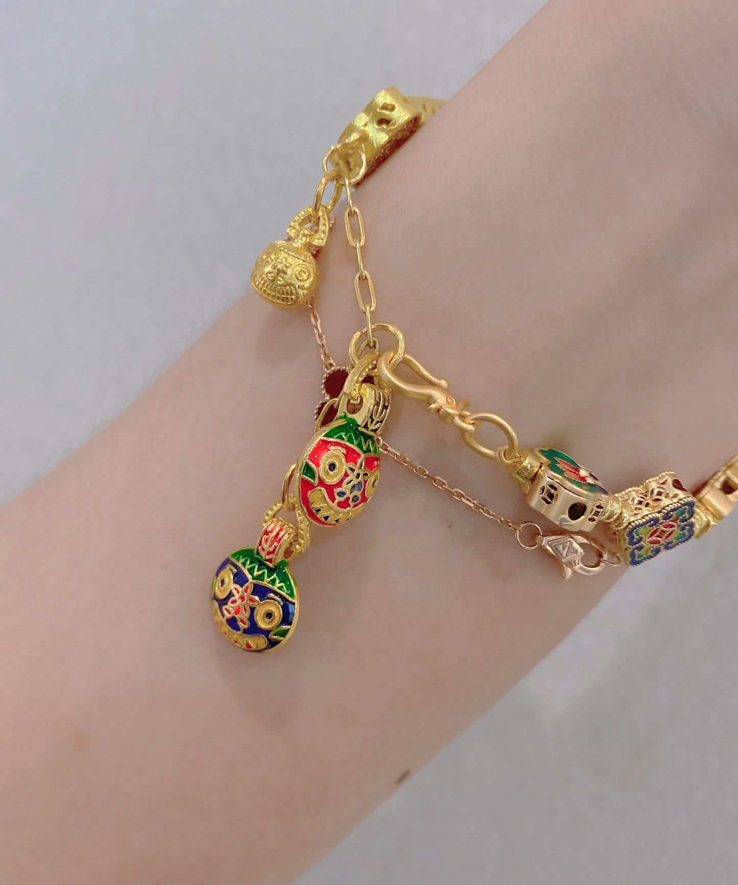 Pulsera vintage con colgante de borlas y múltiples elementos de esmalte azul quemado