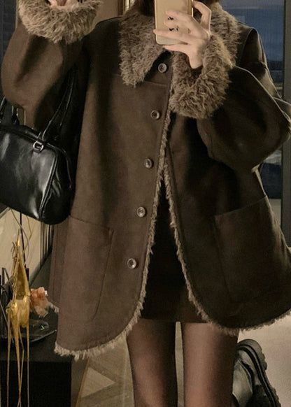 Vintage-Wintermantel aus dickem Leder und Pelz mit Peter-Pan-Kragen, beidseitige Gebrauchsspuren an den Knöpfen.