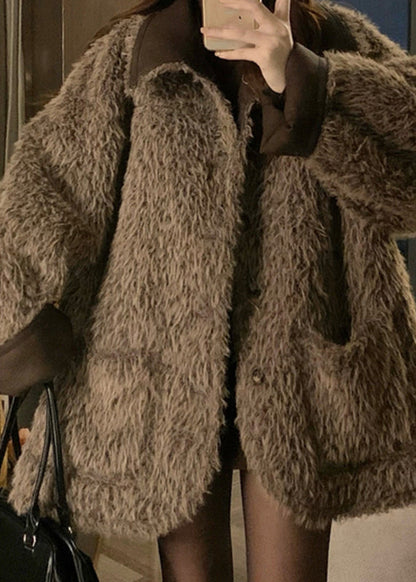 Vintage-Wintermantel aus dickem Leder und Pelz mit Peter-Pan-Kragen, beidseitige Gebrauchsspuren an den Knöpfen.