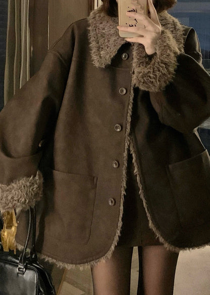 Vintage-Wintermantel aus dickem Leder und Pelz mit Peter-Pan-Kragen, beidseitige Gebrauchsspuren an den Knöpfen.