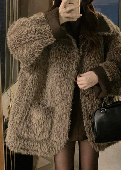 Vintage-Wintermantel aus dickem Leder und Pelz mit Peter-Pan-Kragen, beidseitige Gebrauchsspuren an den Knöpfen.