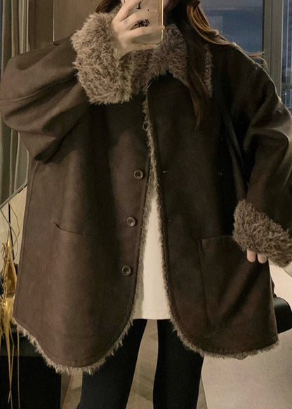 Vintage-Wintermantel aus dickem Leder und Pelz mit Peter-Pan-Kragen, beidseitige Gebrauchsspuren an den Knöpfen.