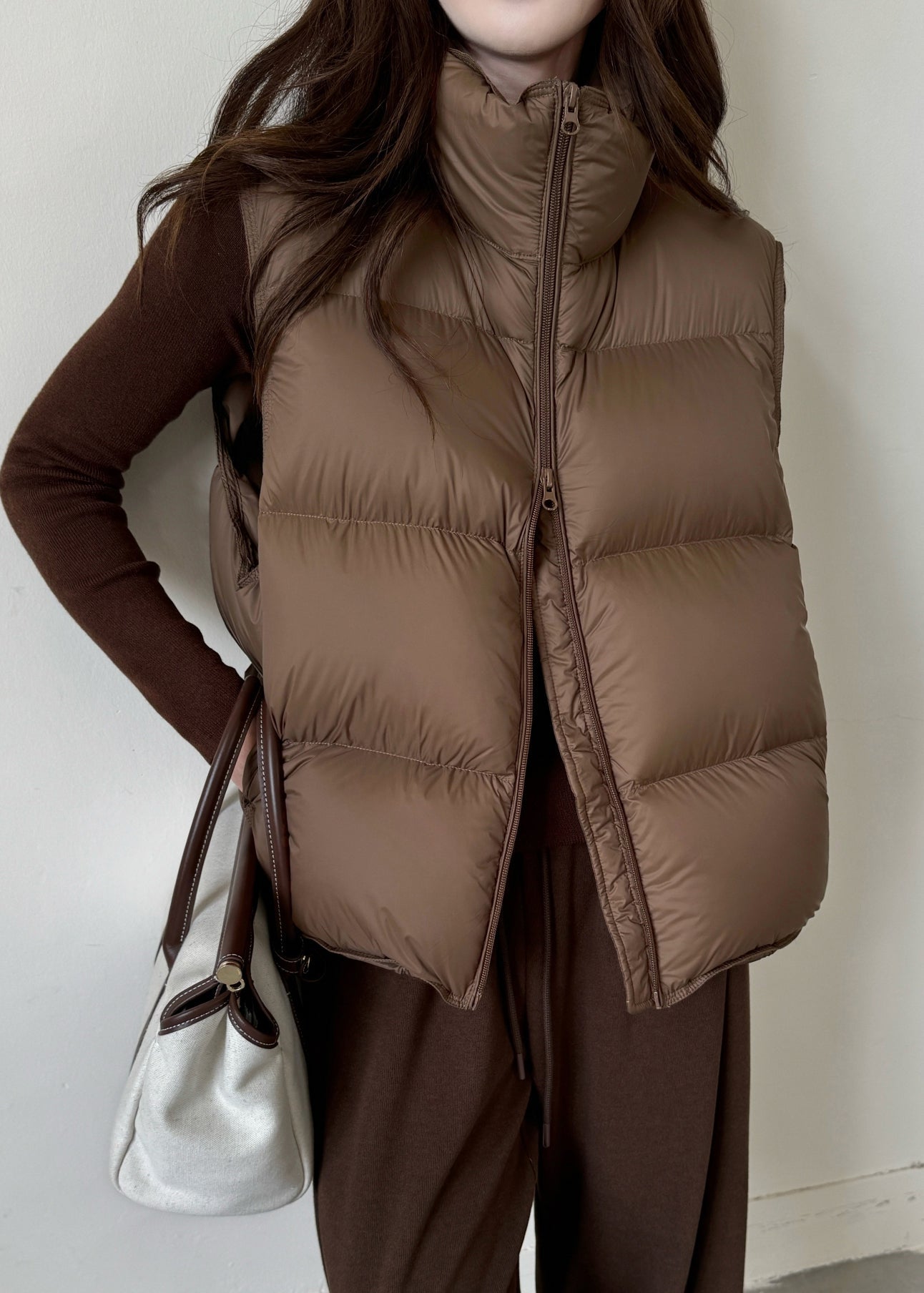 Chaleco vintage de plumón de pato con cuello alto y cremallera, sin mangas, color café