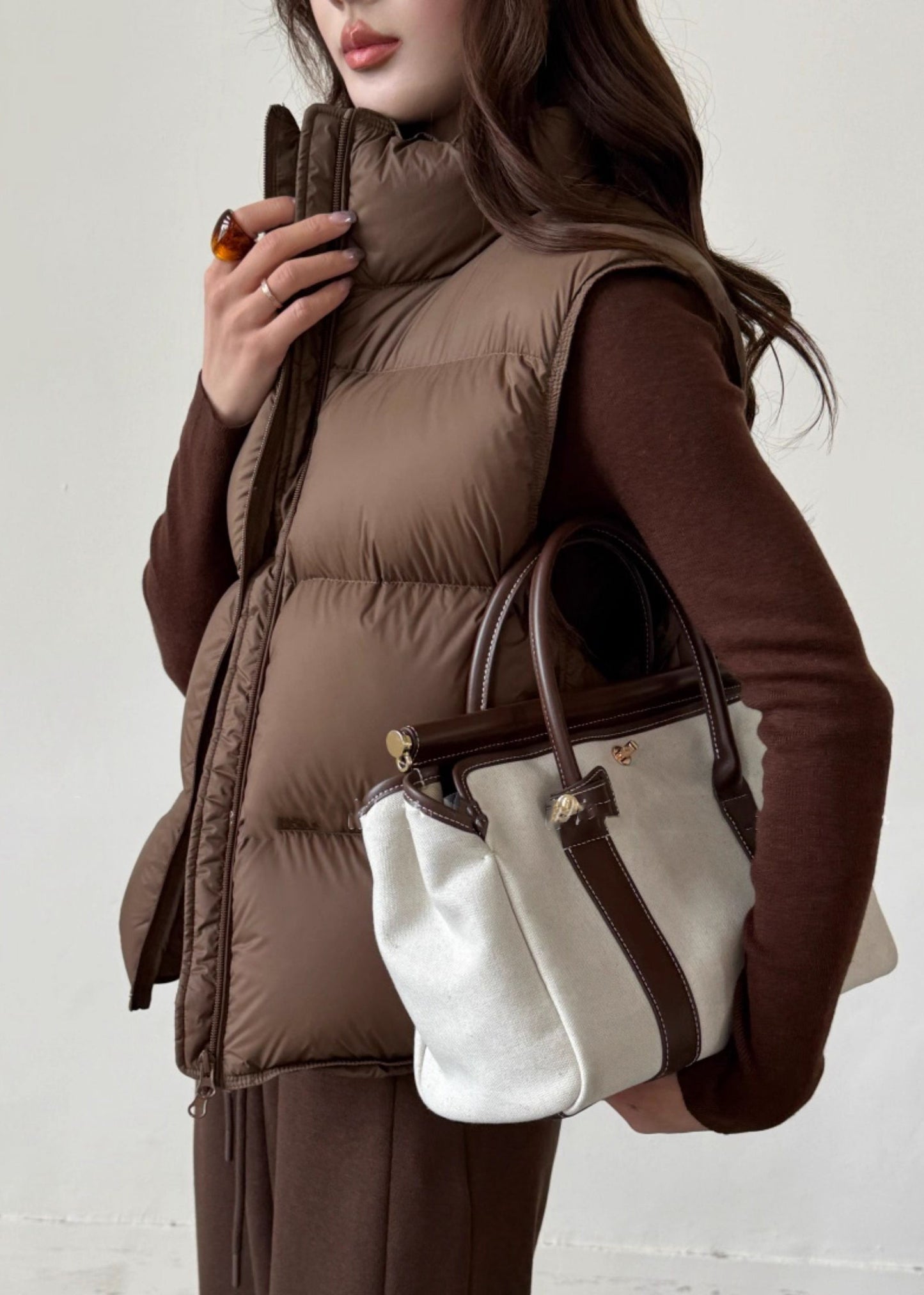 Chaleco vintage de plumón de pato con cuello alto y cremallera, sin mangas, color café