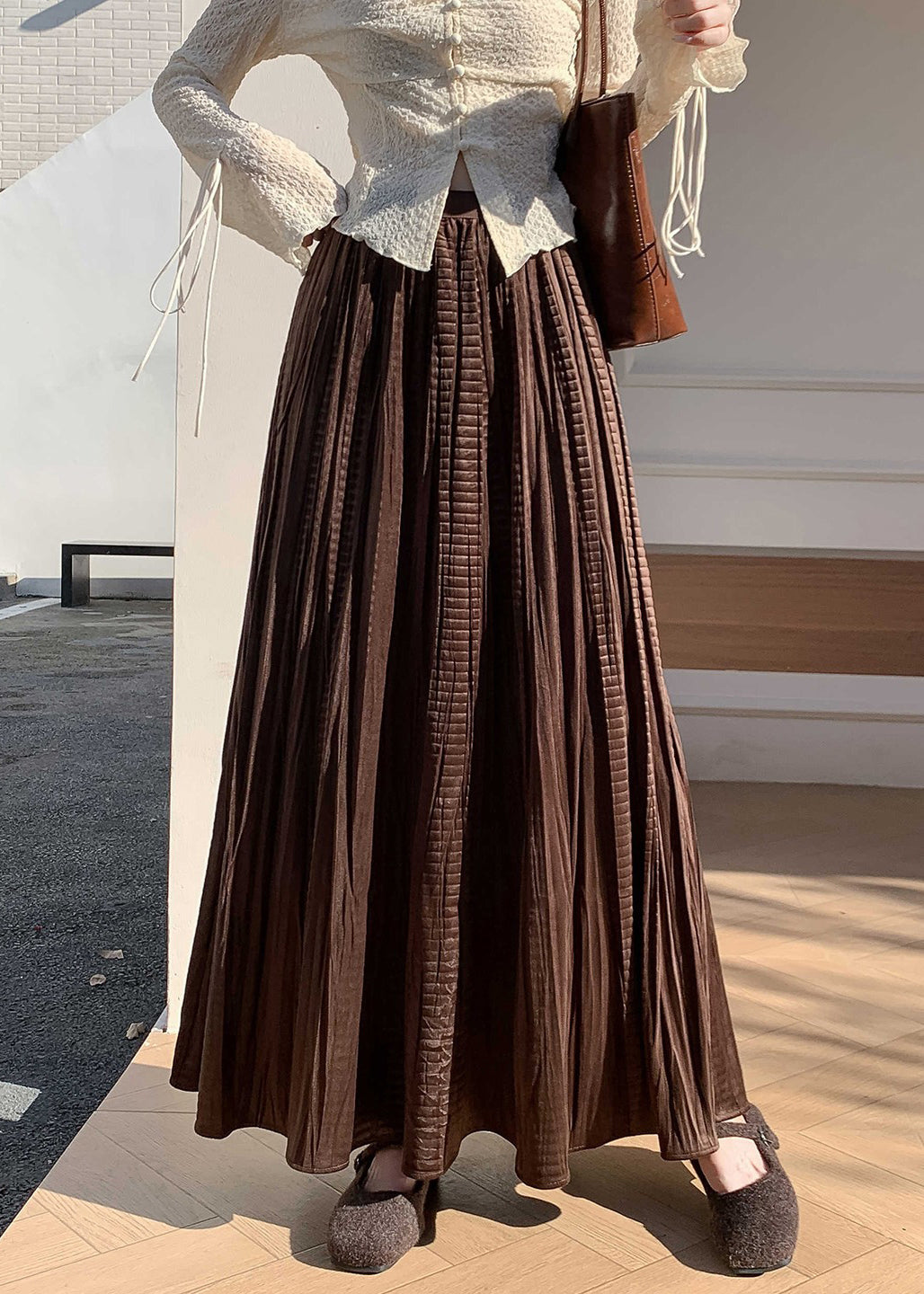 Vintage-Kaffee-farbener, knitteriger Seidensamtrock mit elastischem Bund für den Winter