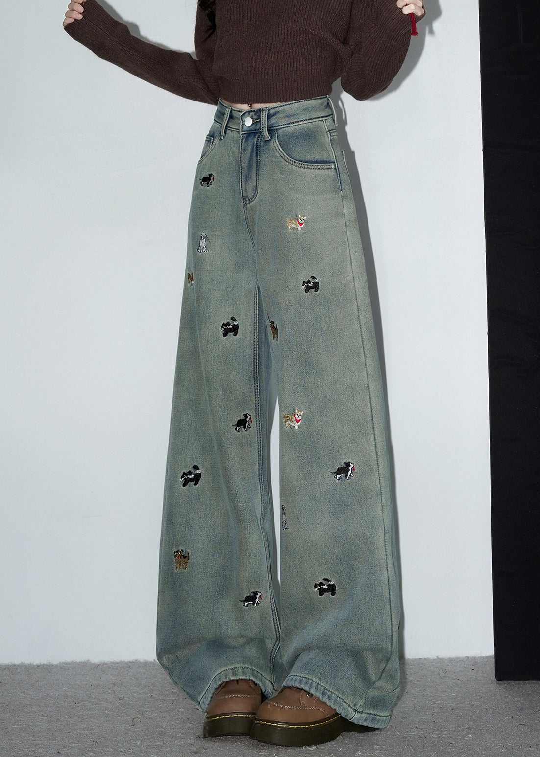 Vintage Denimblaue, bestickte Taschen, warme Fleecehose