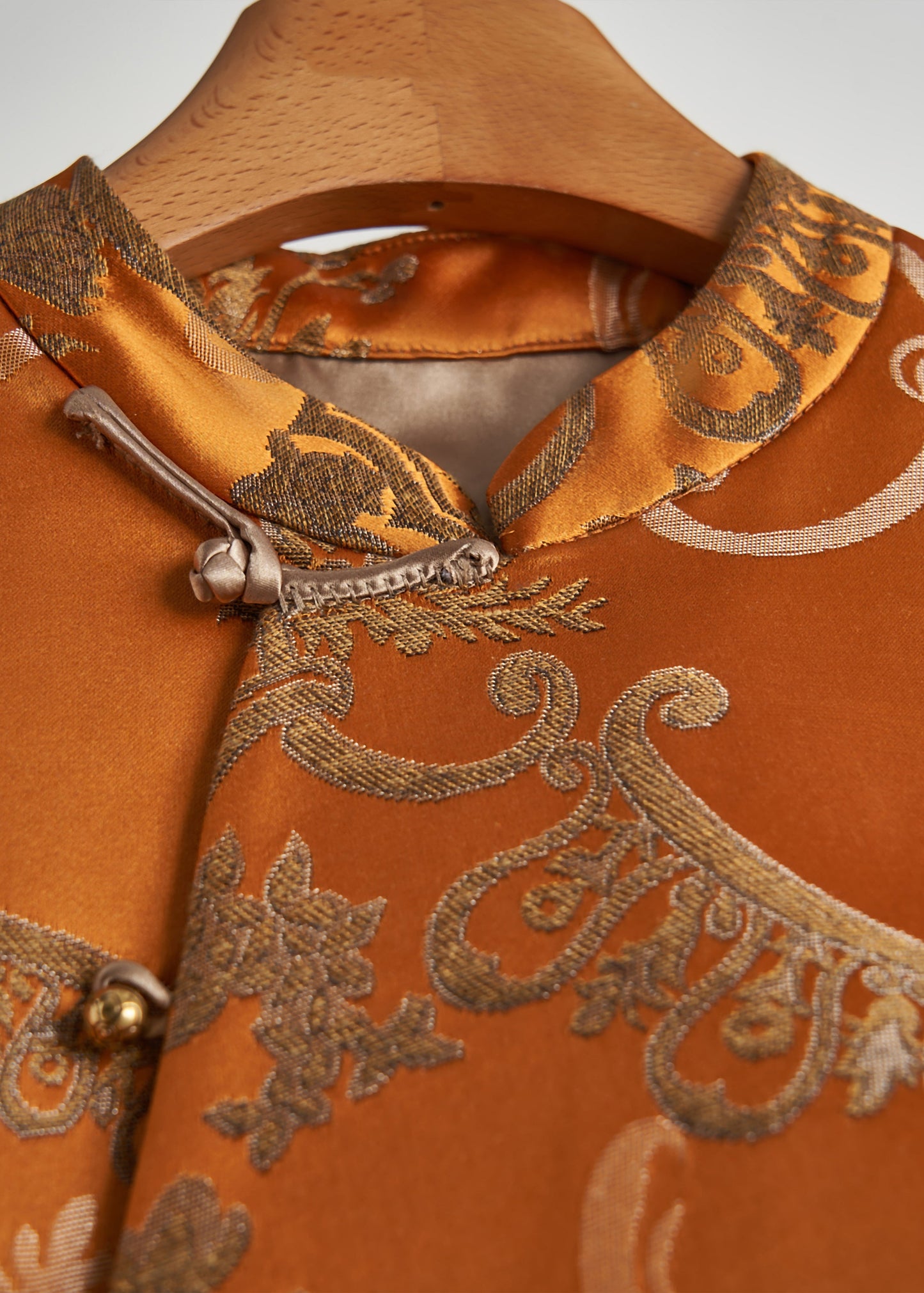 Chalecos vintage de seda con botones chinos en jacquard dorado para primavera
