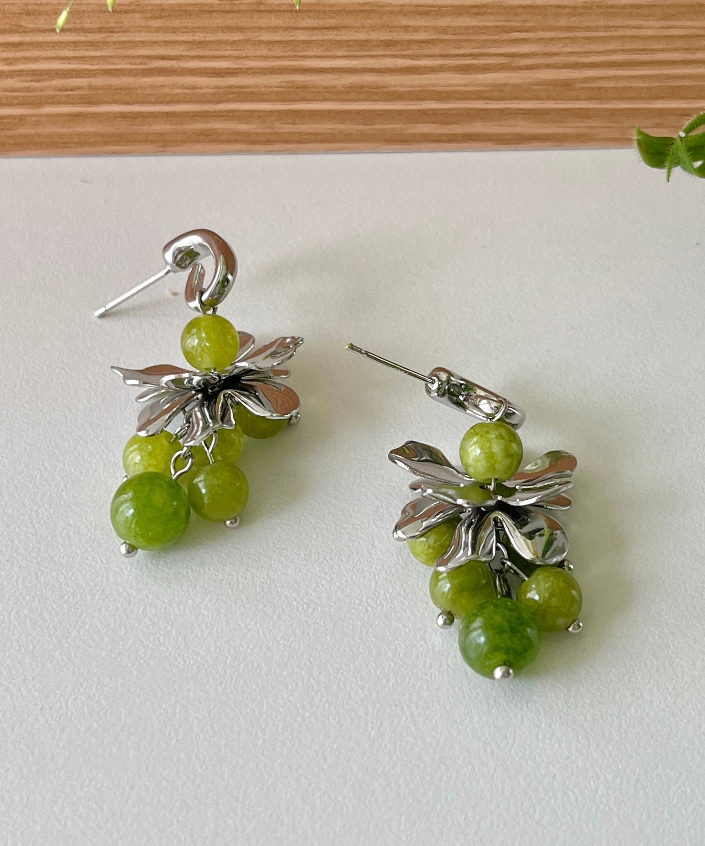 Pendientes vintage de cobre verde dorado con gemas y uva