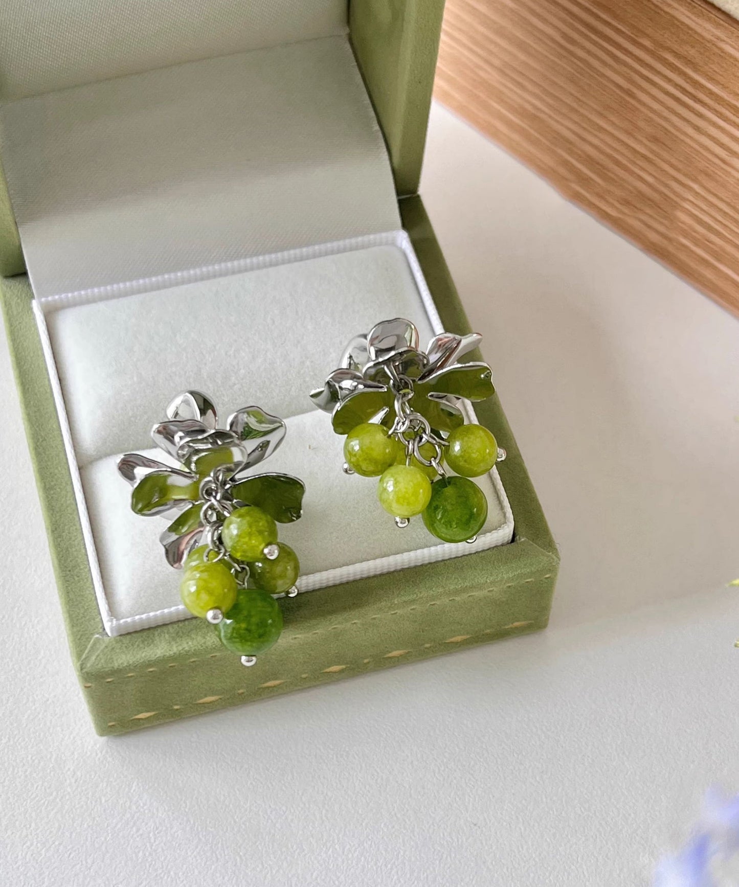 Pendientes vintage de cobre verde dorado con gemas y uva