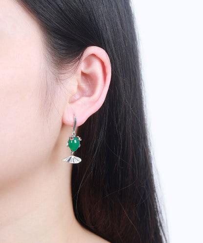 Pendientes vintage de plata de ley verde con incrustaciones de gemas de calcedonia y pez dorado