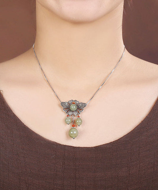 Collar vintage con colgante floral de jade en plata de ley verde