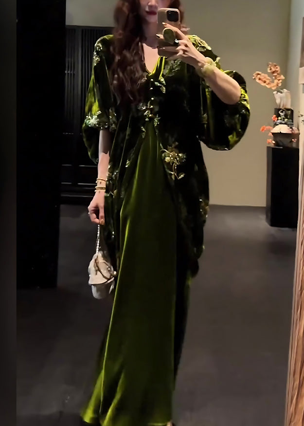 Zweiteiliges Set aus grünem Vintage-Seidensamtmantel und Maxikleid mit V-Ausschnitt und Laternenärmeln