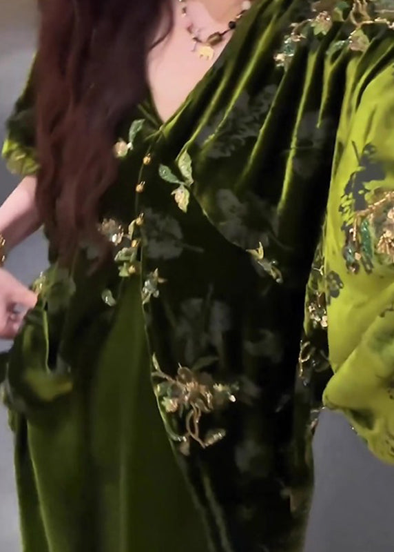 Zweiteiliges Set aus grünem Vintage-Seidensamtmantel und Maxikleid mit V-Ausschnitt und Laternenärmeln