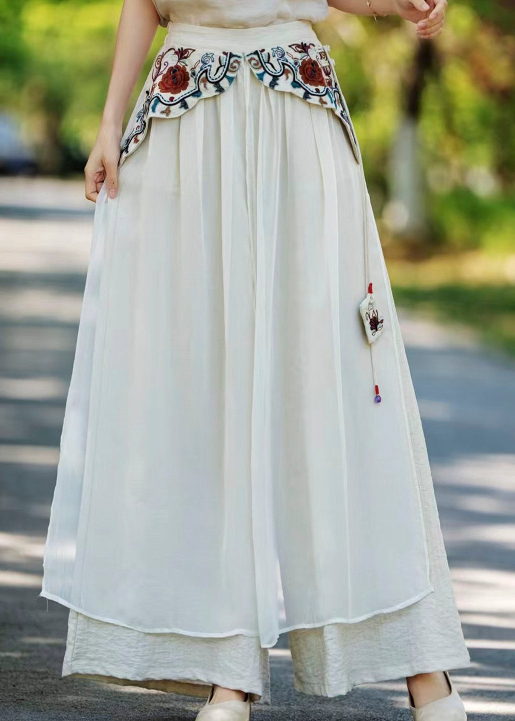 Vintage Khakifarbene Seidenhose mit besticktem Patchwork-Design und Taschen für den Herbst