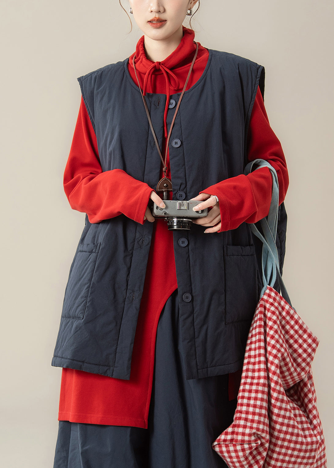 Conjunto de dos piezas vintage de chaleco y top rojo de algodón fino con patchwork azul marino para invierno.