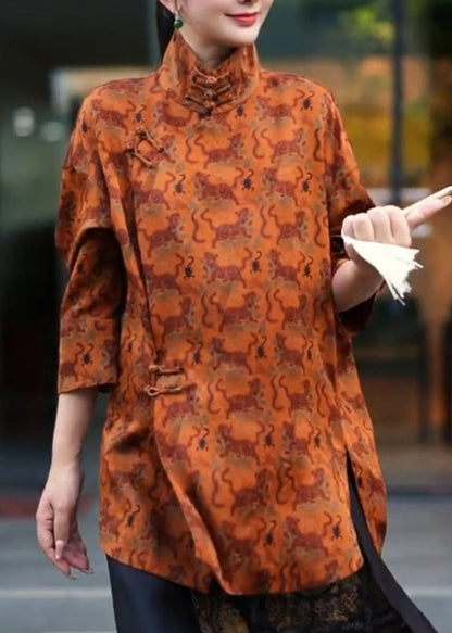 Camisa vintage naranja con cuello alto, estampado lateral abierto y manga tres cuartos