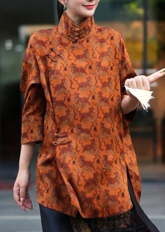 Camisa vintage naranja con cuello alto, estampado lateral abierto y manga tres cuartos