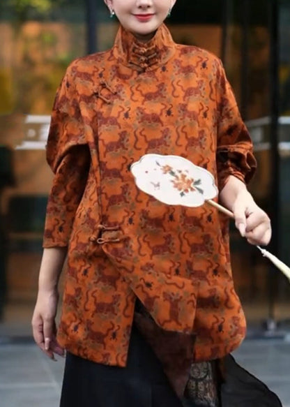 Camisa vintage naranja con cuello alto, estampado lateral abierto y manga tres cuartos