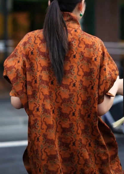 Camisa vintage naranja con cuello alto, estampado lateral abierto y manga tres cuartos