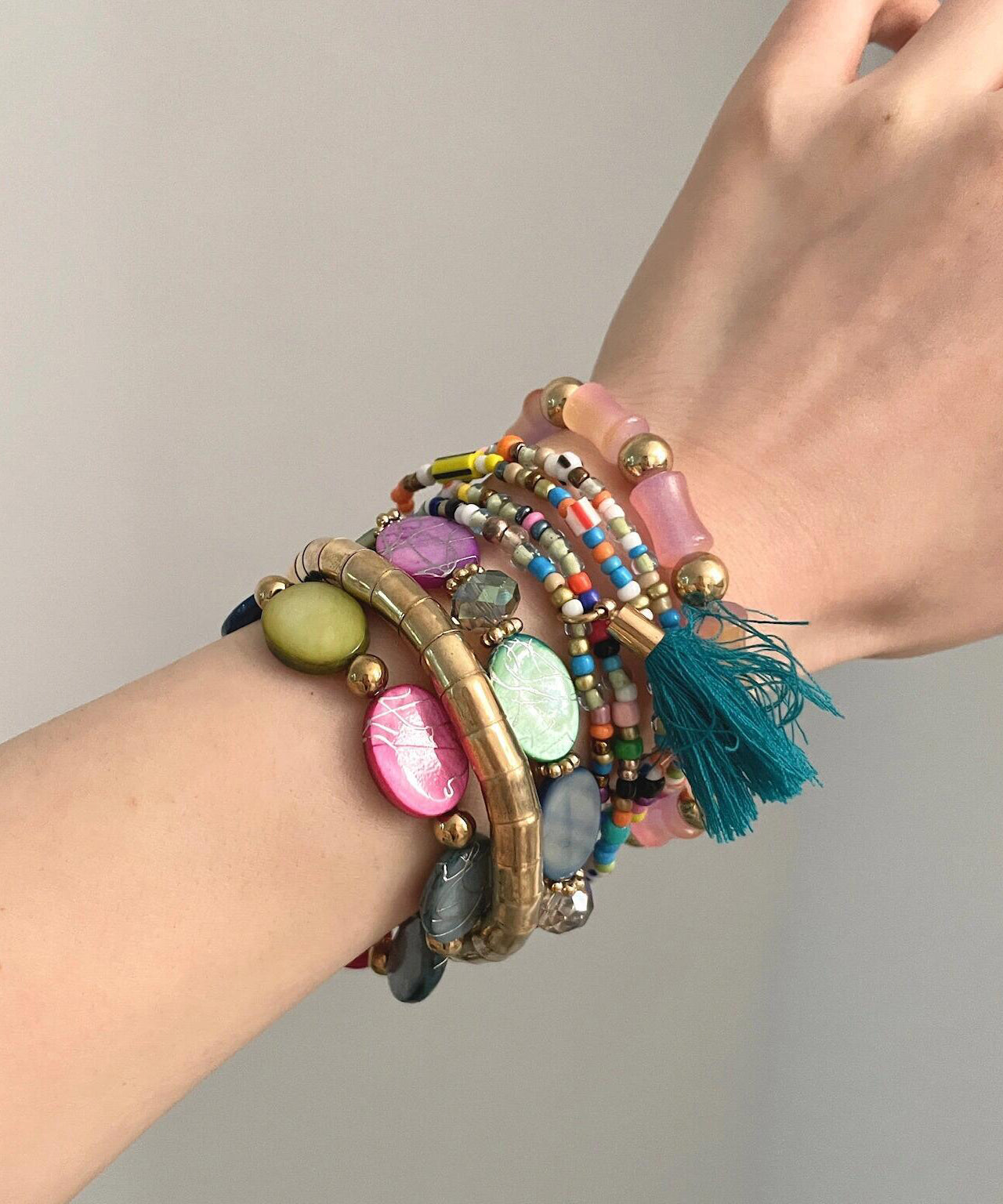 Conjunto de ocho pulseras de cuentas tejidas con arcoíris vintage